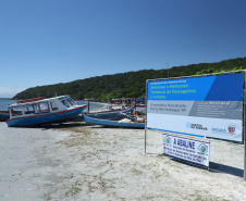 O governador Carlos Massa Ratinho Junior assinou nesta quinta-feira (27) a ordem de serviço para o início das obras de reforma e melhorias nos trapiches de Nova Brasília e Encantadas, na Ilha do Mel, em Paranaguá. O ministro de Infraestrutura, Tarcísio Gomes de Freitas, participou da solenidade. O investimento de R$ 9,5 milhões são da empresa pública Portos do Paraná. As obras devem demorar cerca de sete meses.  -  Curitiba, 27/02/2020  -  Foto: José Fernando Ogura/AEN