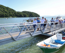 O governador Carlos Massa Ratinho Junior assinou nesta quinta-feira (27) a ordem de serviço para o início das obras de reforma e melhorias nos trapiches de Nova Brasília e Encantadas, na Ilha do Mel, em Paranaguá. O ministro de Infraestrutura, Tarcísio Gomes de Freitas, participou da solenidade. O investimento de R$ 9,5 milhões são da empresa pública Portos do Paraná. As obras devem demorar cerca de sete meses.  -  Curitiba, 27/02/2020  -  Foto: José Fernando Ogura/AEN