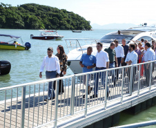 O governador Carlos Massa Ratinho Junior assinou nesta quinta-feira (27) a ordem de serviço para o início das obras de reforma e melhorias nos trapiches de Nova Brasília e Encantadas, na Ilha do Mel, em Paranaguá. O ministro de Infraestrutura, Tarcísio Gomes de Freitas, participou da solenidade. O investimento de R$ 9,5 milhões são da empresa pública Portos do Paraná. As obras devem demorar cerca de sete meses.  -  Curitiba, 27/02/2020  -  Foto: José Fernando Ogura/AEN