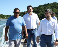 O governador Carlos Massa Ratinho Junior assinou nesta quinta-feira (27) a ordem de serviço para o início das obras de reforma e melhorias nos trapiches de Nova Brasília e Encantadas, na Ilha do Mel, em Paranaguá. O ministro de Infraestrutura, Tarcísio Gomes de Freitas, participou da solenidade. O investimento de R$ 9,5 milhões são da empresa pública Portos do Paraná. As obras devem demorar cerca de sete meses.  -  Curitiba, 27/02/2020  -  Foto: José Fernando Ogura/AEN
