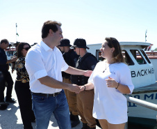 O governador Carlos Massa Ratinho Junior assinou nesta quinta-feira (27) a ordem de serviço para o início das obras de reforma e melhorias nos trapiches de Nova Brasília e Encantadas, na Ilha do Mel, em Paranaguá. O ministro de Infraestrutura, Tarcísio Gomes de Freitas, participou da solenidade. O investimento de R$ 9,5 milhões são da empresa pública Portos do Paraná. As obras devem demorar cerca de sete meses.  -  Curitiba, 27/02/2020  -  Foto: José Fernando Ogura/AEN