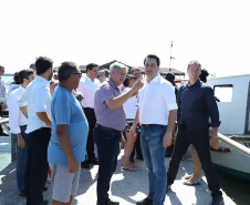 O governador Carlos Massa Ratinho Junior assinou nesta quinta-feira (27) a ordem de serviço para o início das obras de reforma e melhorias nos trapiches de Nova Brasília e Encantadas, na Ilha do Mel, em Paranaguá. O ministro de Infraestrutura, Tarcísio Gomes de Freitas, participou da solenidade. O investimento de R$ 9,5 milhões são da empresa pública Portos do Paraná. As obras devem demorar cerca de sete meses.  -  Curitiba, 27/02/2020  -  Foto: José Fernando Ogura/AEN