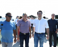 O governador Carlos Massa Ratinho Junior assinou nesta quinta-feira (27) a ordem de serviço para o início das obras de reforma e melhorias nos trapiches de Nova Brasília e Encantadas, na Ilha do Mel, em Paranaguá. O ministro de Infraestrutura, Tarcísio Gomes de Freitas, participou da solenidade. O investimento de R$ 9,5 milhões são da empresa pública Portos do Paraná. As obras devem demorar cerca de sete meses.  -  Curitiba, 27/02/2020  -  Foto: José Fernando Ogura/AEN