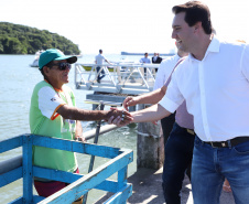 O governador Carlos Massa Ratinho Junior assinou nesta quinta-feira (27) a ordem de serviço para o início das obras de reforma e melhorias nos trapiches de Nova Brasília e Encantadas, na Ilha do Mel, em Paranaguá. O ministro de Infraestrutura, Tarcísio Gomes de Freitas, participou da solenidade. O investimento de R$ 9,5 milhões são da empresa pública Portos do Paraná. As obras devem demorar cerca de sete meses.  -  Curitiba, 27/02/2020  -  Foto: José Fernando Ogura/AEN