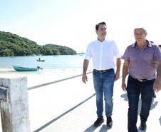 O governador Carlos Massa Ratinho Junior assinou nesta quinta-feira (27) a ordem de serviço para o início das obras de reforma e melhorias nos trapiches de Nova Brasília e Encantadas, na Ilha do Mel, em Paranaguá. O ministro de Infraestrutura, Tarcísio Gomes de Freitas, participou da solenidade. O investimento de R$ 9,5 milhões são da empresa pública Portos do Paraná. As obras devem demorar cerca de sete meses.  -  Curitiba, 27/02/2020  -  Foto: José Fernando Ogura/AEN