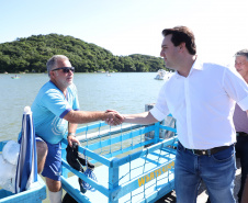 O governador Carlos Massa Ratinho Junior assinou nesta quinta-feira (27) a ordem de serviço para o início das obras de reforma e melhorias nos trapiches de Nova Brasília e Encantadas, na Ilha do Mel, em Paranaguá. O ministro de Infraestrutura, Tarcísio Gomes de Freitas, participou da solenidade. O investimento de R$ 9,5 milhões são da empresa pública Portos do Paraná. As obras devem demorar cerca de sete meses.  -  Curitiba, 27/02/2020  -  Foto: José Fernando Ogura/AEN