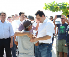 O governador Carlos Massa Ratinho Junior assinou nesta quinta-feira (27) a ordem de serviço para o início das obras de reforma e melhorias nos trapiches de Nova Brasília e Encantadas, na Ilha do Mel, em Paranaguá. O ministro de Infraestrutura, Tarcísio Gomes de Freitas, participou da solenidade. O investimento de R$ 9,5 milhões são da empresa pública Portos do Paraná. As obras devem demorar cerca de sete meses.  -  Curitiba, 27/02/2020  -  Foto: José Fernando Ogura/AEN