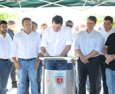 O governador Carlos Massa Ratinho Junior assinou nesta quinta-feira (27) a ordem de serviço para o início das obras de reforma e melhorias nos trapiches de Nova Brasília e Encantadas, na Ilha do Mel, em Paranaguá. O ministro de Infraestrutura, Tarcísio Gomes de Freitas, participou da solenidade. O investimento de R$ 9,5 milhões são da empresa pública Portos do Paraná. As obras devem demorar cerca de sete meses.  -  Curitiba, 27/02/2020  -  Foto: José Fernando Ogura/AEN