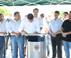 O governador Carlos Massa Ratinho Junior assinou nesta quinta-feira (27) a ordem de serviço para o início das obras de reforma e melhorias nos trapiches de Nova Brasília e Encantadas, na Ilha do Mel, em Paranaguá. O ministro de Infraestrutura, Tarcísio Gomes de Freitas, participou da solenidade. O investimento de R$ 9,5 milhões são da empresa pública Portos do Paraná. As obras devem demorar cerca de sete meses.  -  Curitiba, 27/02/2020  -  Foto: José Fernando Ogura/AEN