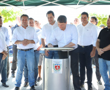 O governador Carlos Massa Ratinho Junior assinou nesta quinta-feira (27) a ordem de serviço para o início das obras de reforma e melhorias nos trapiches de Nova Brasília e Encantadas, na Ilha do Mel, em Paranaguá. O ministro de Infraestrutura, Tarcísio Gomes de Freitas, participou da solenidade. O investimento de R$ 9,5 milhões são da empresa pública Portos do Paraná. As obras devem demorar cerca de sete meses.  -  Curitiba, 27/02/2020  -  Foto: José Fernando Ogura/AEN