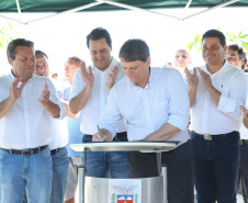 O governador Carlos Massa Ratinho Junior assinou nesta quinta-feira (27) a ordem de serviço para o início das obras de reforma e melhorias nos trapiches de Nova Brasília e Encantadas, na Ilha do Mel, em Paranaguá. O ministro de Infraestrutura, Tarcísio Gomes de Freitas, participou da solenidade. O investimento de R$ 9,5 milhões são da empresa pública Portos do Paraná. As obras devem demorar cerca de sete meses.  -  Curitiba, 27/02/2020  -  Foto: José Fernando Ogura/AEN