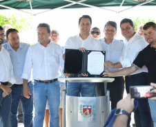 O governador Carlos Massa Ratinho Junior assinou nesta quinta-feira (27) a ordem de serviço para o início das obras de reforma e melhorias nos trapiches de Nova Brasília e Encantadas, na Ilha do Mel, em Paranaguá. O ministro de Infraestrutura, Tarcísio Gomes de Freitas, participou da solenidade. O investimento de R$ 9,5 milhões são da empresa pública Portos do Paraná. As obras devem demorar cerca de sete meses.  -  Curitiba, 27/02/2020  -  Foto: José Fernando Ogura/AEN