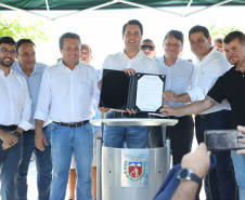O governador Carlos Massa Ratinho Junior assinou nesta quinta-feira (27) a ordem de serviço para o início das obras de reforma e melhorias nos trapiches de Nova Brasília e Encantadas, na Ilha do Mel, em Paranaguá. O ministro de Infraestrutura, Tarcísio Gomes de Freitas, participou da solenidade. O investimento de R$ 9,5 milhões são da empresa pública Portos do Paraná. As obras devem demorar cerca de sete meses.  -  Curitiba, 27/02/2020  -  Foto: José Fernando Ogura/AEN