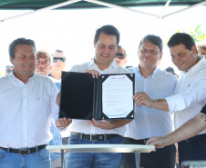 O governador Carlos Massa Ratinho Junior assinou nesta quinta-feira (27) a ordem de serviço para o início das obras de reforma e melhorias nos trapiches de Nova Brasília e Encantadas, na Ilha do Mel, em Paranaguá. O ministro de Infraestrutura, Tarcísio Gomes de Freitas, participou da solenidade. O investimento de R$ 9,5 milhões são da empresa pública Portos do Paraná. As obras devem demorar cerca de sete meses.  -  Curitiba, 27/02/2020  -  Foto: José Fernando Ogura/AEN