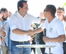 O governador Carlos Massa Ratinho Junior assinou nesta quinta-feira (27) a ordem de serviço para o início das obras de reforma e melhorias nos trapiches de Nova Brasília e Encantadas, na Ilha do Mel, em Paranaguá. O ministro de Infraestrutura, Tarcísio Gomes de Freitas, participou da solenidade. O investimento de R$ 9,5 milhões são da empresa pública Portos do Paraná. As obras devem demorar cerca de sete meses.  -  Curitiba, 27/02/2020  -  Foto: José Fernando Ogura/AEN