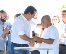 O governador Carlos Massa Ratinho Junior assinou nesta quinta-feira (27) a ordem de serviço para o início das obras de reforma e melhorias nos trapiches de Nova Brasília e Encantadas, na Ilha do Mel, em Paranaguá. O ministro de Infraestrutura, Tarcísio Gomes de Freitas, participou da solenidade. O investimento de R$ 9,5 milhões são da empresa pública Portos do Paraná. As obras devem demorar cerca de sete meses.  -  Curitiba, 27/02/2020  -  Foto: José Fernando Ogura/AEN