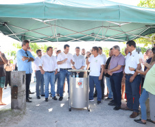 O governador Carlos Massa Ratinho Junior assinou nesta quinta-feira (27) a ordem de serviço para o início das obras de reforma e melhorias nos trapiches de Nova Brasília e Encantadas, na Ilha do Mel, em Paranaguá. O ministro de Infraestrutura, Tarcísio Gomes de Freitas, participou da solenidade. O investimento de R$ 9,5 milhões são da empresa pública Portos do Paraná. As obras devem demorar cerca de sete meses.  -  Curitiba, 27/02/2020  -  Foto: José Fernando Ogura/AEN