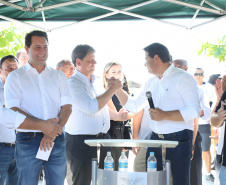 O governador Carlos Massa Ratinho Junior assinou nesta quinta-feira (27) a ordem de serviço para o início das obras de reforma e melhorias nos trapiches de Nova Brasília e Encantadas, na Ilha do Mel, em Paranaguá. O ministro de Infraestrutura, Tarcísio Gomes de Freitas, participou da solenidade. O investimento de R$ 9,5 milhões são da empresa pública Portos do Paraná. As obras devem demorar cerca de sete meses.  -  Curitiba, 27/02/2020  -  Foto: José Fernando Ogura/AEN