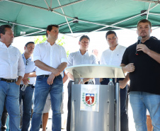 O governador Carlos Massa Ratinho Junior assinou nesta quinta-feira (27) a ordem de serviço para o início das obras de reforma e melhorias nos trapiches de Nova Brasília e Encantadas, na Ilha do Mel, em Paranaguá. O ministro de Infraestrutura, Tarcísio Gomes de Freitas, participou da solenidade. O investimento de R$ 9,5 milhões são da empresa pública Portos do Paraná. As obras devem demorar cerca de sete meses.  -  Curitiba, 27/02/2020  -  Foto: José Fernando Ogura/AEN