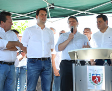O governador Carlos Massa Ratinho Junior assinou nesta quinta-feira (27) a ordem de serviço para o início das obras de reforma e melhorias nos trapiches de Nova Brasília e Encantadas, na Ilha do Mel, em Paranaguá. O ministro de Infraestrutura, Tarcísio Gomes de Freitas, participou da solenidade. O investimento de R$ 9,5 milhões são da empresa pública Portos do Paraná. As obras devem demorar cerca de sete meses.  -  Curitiba, 27/02/2020  -  Foto: José Fernando Ogura/AEN