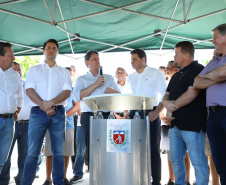 O governador Carlos Massa Ratinho Junior assinou nesta quinta-feira (27) a ordem de serviço para o início das obras de reforma e melhorias nos trapiches de Nova Brasília e Encantadas, na Ilha do Mel, em Paranaguá. O ministro de Infraestrutura, Tarcísio Gomes de Freitas, participou da solenidade. O investimento de R$ 9,5 milhões são da empresa pública Portos do Paraná. As obras devem demorar cerca de sete meses.  -  Curitiba, 27/02/2020  -  Foto: José Fernando Ogura/AEN