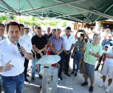 O governador Carlos Massa Ratinho Junior assinou nesta quinta-feira (27) a ordem de serviço para o início das obras de reforma e melhorias nos trapiches de Nova Brasília e Encantadas, na Ilha do Mel, em Paranaguá. O ministro de Infraestrutura, Tarcísio Gomes de Freitas, participou da solenidade. O investimento de R$ 9,5 milhões são da empresa pública Portos do Paraná. As obras devem demorar cerca de sete meses.  -  Curitiba, 27/02/2020  -  Foto: José Fernando Ogura/AEN
