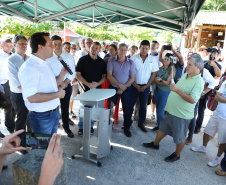 O governador Carlos Massa Ratinho Junior assinou nesta quinta-feira (27) a ordem de serviço para o início das obras de reforma e melhorias nos trapiches de Nova Brasília e Encantadas, na Ilha do Mel, em Paranaguá. O ministro de Infraestrutura, Tarcísio Gomes de Freitas, participou da solenidade. O investimento de R$ 9,5 milhões são da empresa pública Portos do Paraná. As obras devem demorar cerca de sete meses.  -  Curitiba, 27/02/2020  -  Foto: José Fernando Ogura/AEN