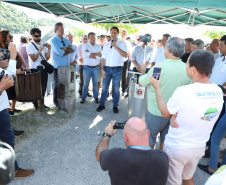 O governador Carlos Massa Ratinho Junior assinou nesta quinta-feira (27) a ordem de serviço para o início das obras de reforma e melhorias nos trapiches de Nova Brasília e Encantadas, na Ilha do Mel, em Paranaguá. O ministro de Infraestrutura, Tarcísio Gomes de Freitas, participou da solenidade. O investimento de R$ 9,5 milhões são da empresa pública Portos do Paraná. As obras devem demorar cerca de sete meses.  -  Curitiba, 27/02/2020  -  Foto: José Fernando Ogura/AEN