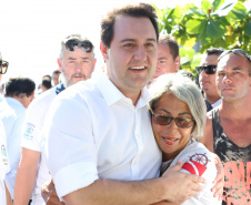 O governador Carlos Massa Ratinho Junior assinou nesta quinta-feira (27) a ordem de serviço para o início das obras de reforma e melhorias nos trapiches de Nova Brasília e Encantadas, na Ilha do Mel, em Paranaguá. O ministro de Infraestrutura, Tarcísio Gomes de Freitas, participou da solenidade. O investimento de R$ 9,5 milhões são da empresa pública Portos do Paraná. As obras devem demorar cerca de sete meses.  -  Curitiba, 27/02/2020  -  Foto: José Fernando Ogura/AEN