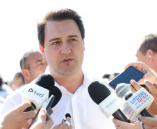 O governador Carlos Massa Ratinho Junior assinou nesta quinta-feira (27) a ordem de serviço para o início das obras de reforma e melhorias nos trapiches de Nova Brasília e Encantadas, na Ilha do Mel, em Paranaguá. O ministro de Infraestrutura, Tarcísio Gomes de Freitas, participou da solenidade. O investimento de R$ 9,5 milhões são da empresa pública Portos do Paraná. As obras devem demorar cerca de sete meses.  -  Curitiba, 27/02/2020  -  Foto: José Fernando Ogura/AEN