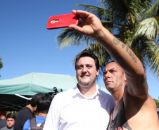 O governador Carlos Massa Ratinho Junior assinou nesta quinta-feira (27) a ordem de serviço para o início das obras de reforma e melhorias nos trapiches de Nova Brasília e Encantadas, na Ilha do Mel, em Paranaguá. O ministro de Infraestrutura, Tarcísio Gomes de Freitas, participou da solenidade. O investimento de R$ 9,5 milhões são da empresa pública Portos do Paraná. As obras devem demorar cerca de sete meses.  -  Curitiba, 27/02/2020  -  Foto: José Fernando Ogura/AEN