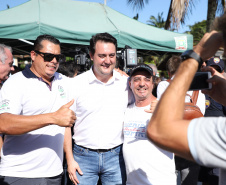 O governador Carlos Massa Ratinho Junior assinou nesta quinta-feira (27) a ordem de serviço para o início das obras de reforma e melhorias nos trapiches de Nova Brasília e Encantadas, na Ilha do Mel, em Paranaguá. O ministro de Infraestrutura, Tarcísio Gomes de Freitas, participou da solenidade. O investimento de R$ 9,5 milhões são da empresa pública Portos do Paraná. As obras devem demorar cerca de sete meses.  -  Curitiba, 27/02/2020  -  Foto: José Fernando Ogura/AEN