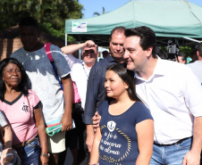 O governador Carlos Massa Ratinho Junior assinou nesta quinta-feira (27) a ordem de serviço para o início das obras de reforma e melhorias nos trapiches de Nova Brasília e Encantadas, na Ilha do Mel, em Paranaguá. O ministro de Infraestrutura, Tarcísio Gomes de Freitas, participou da solenidade. O investimento de R$ 9,5 milhões são da empresa pública Portos do Paraná. As obras devem demorar cerca de sete meses.  -  Curitiba, 27/02/2020  -  Foto: José Fernando Ogura/AEN