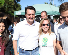 O governador Carlos Massa Ratinho Junior assinou nesta quinta-feira (27) a ordem de serviço para o início das obras de reforma e melhorias nos trapiches de Nova Brasília e Encantadas, na Ilha do Mel, em Paranaguá. O ministro de Infraestrutura, Tarcísio Gomes de Freitas, participou da solenidade. O investimento de R$ 9,5 milhões são da empresa pública Portos do Paraná. As obras devem demorar cerca de sete meses.  -  Curitiba, 27/02/2020  -  Foto: José Fernando Ogura/AEN