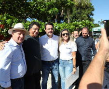 O governador Carlos Massa Ratinho Junior assinou nesta quinta-feira (27) a ordem de serviço para o início das obras de reforma e melhorias nos trapiches de Nova Brasília e Encantadas, na Ilha do Mel, em Paranaguá. O ministro de Infraestrutura, Tarcísio Gomes de Freitas, participou da solenidade. O investimento de R$ 9,5 milhões são da empresa pública Portos do Paraná. As obras devem demorar cerca de sete meses.  -  Curitiba, 27/02/2020  -  Foto: José Fernando Ogura/AEN