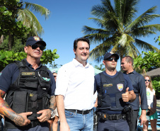 O governador Carlos Massa Ratinho Junior assinou nesta quinta-feira (27) a ordem de serviço para o início das obras de reforma e melhorias nos trapiches de Nova Brasília e Encantadas, na Ilha do Mel, em Paranaguá. O ministro de Infraestrutura, Tarcísio Gomes de Freitas, participou da solenidade. O investimento de R$ 9,5 milhões são da empresa pública Portos do Paraná. As obras devem demorar cerca de sete meses.  -  Curitiba, 27/02/2020  -  Foto: José Fernando Ogura/AEN