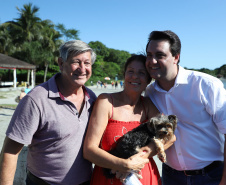 O governador Carlos Massa Ratinho Junior assinou nesta quinta-feira (27) a ordem de serviço para o início das obras de reforma e melhorias nos trapiches de Nova Brasília e Encantadas, na Ilha do Mel, em Paranaguá. O ministro de Infraestrutura, Tarcísio Gomes de Freitas, participou da solenidade. O investimento de R$ 9,5 milhões são da empresa pública Portos do Paraná. As obras devem demorar cerca de sete meses.  -  Curitiba, 27/02/2020  -  Foto: José Fernando Ogura/AEN