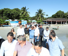O governador Carlos Massa Ratinho Junior assinou nesta quinta-feira (27) a ordem de serviço para o início das obras de reforma e melhorias nos trapiches de Nova Brasília e Encantadas, na Ilha do Mel, em Paranaguá. O ministro de Infraestrutura, Tarcísio Gomes de Freitas, participou da solenidade. O investimento de R$ 9,5 milhões são da empresa pública Portos do Paraná. As obras devem demorar cerca de sete meses.  -  Curitiba, 27/02/2020  -  Foto: José Fernando Ogura/AEN
