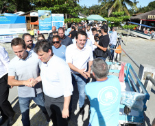 O governador Carlos Massa Ratinho Junior assinou nesta quinta-feira (27) a ordem de serviço para o início das obras de reforma e melhorias nos trapiches de Nova Brasília e Encantadas, na Ilha do Mel, em Paranaguá. O ministro de Infraestrutura, Tarcísio Gomes de Freitas, participou da solenidade. O investimento de R$ 9,5 milhões são da empresa pública Portos do Paraná. As obras devem demorar cerca de sete meses.  -  Curitiba, 27/02/2020  -  Foto: José Fernando Ogura/AEN