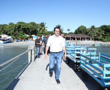 O governador Carlos Massa Ratinho Junior assinou nesta quinta-feira (27) a ordem de serviço para o início das obras de reforma e melhorias nos trapiches de Nova Brasília e Encantadas, na Ilha do Mel, em Paranaguá. O ministro de Infraestrutura, Tarcísio Gomes de Freitas, participou da solenidade. O investimento de R$ 9,5 milhões são da empresa pública Portos do Paraná. As obras devem demorar cerca de sete meses.  -  Curitiba, 27/02/2020  -  Foto: José Fernando Ogura/AEN