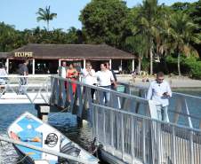 O governador Carlos Massa Ratinho Junior assinou nesta quinta-feira (27) a ordem de serviço para o início das obras de reforma e melhorias nos trapiches de Nova Brasília e Encantadas, na Ilha do Mel, em Paranaguá. O ministro de Infraestrutura, Tarcísio Gomes de Freitas, participou da solenidade. O investimento de R$ 9,5 milhões são da empresa pública Portos do Paraná. As obras devem demorar cerca de sete meses.  -  Curitiba, 27/02/2020  -  Foto: José Fernando Ogura/AEN