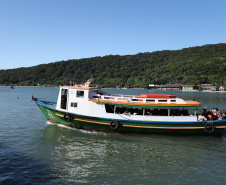 O governador Carlos Massa Ratinho Junior assinou nesta quinta-feira (27) a ordem de serviço para o início das obras de reforma e melhorias nos trapiches de Nova Brasília e Encantadas, na Ilha do Mel, em Paranaguá. O ministro de Infraestrutura, Tarcísio Gomes de Freitas, participou da solenidade. O investimento de R$ 9,5 milhões são da empresa pública Portos do Paraná. As obras devem demorar cerca de sete meses.  -  Curitiba, 27/02/2020  -  Foto: José Fernando Ogura/AEN