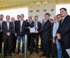 O governador Carlos Massa Ratinho Junior participa nesta sexta-feira (28), junto com o ministro da Infraestrutura, Tarcísio Freitas; com o diretor-geral brasileiro da Itaipu Binacional, Joaquim Silva e Luna; e o presidente da Infraero, Hélio Paes de Barros Júnior, da solenidade em que será autorizado o início das obras de ampliação da pista de pouso do Aeroporto Internacional de Foz do Iguaçu.Foz do Iguaçu, 28/02/2020 - Foto: Geraldo Bubniak/AEN