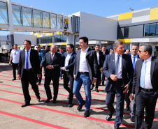 O governador Carlos Massa Ratinho Junior participa junto com o ministro da Infraestrutura, Tarcísio Freitas; com o diretor-geral brasileiro da Itaipu Binacional, Joaquim Silva e Luna; e o presidente da Infraero, Hélio Paes de Barros Júnior, da solenidade autorização o início das obras de ampliação da pista de pouso do Aeroporto Internacional de Foz do Iguaçu.  -  Foz do Iguaçu, 28/02/2020  -  Foto: Rodrigo Félix Leal/AEN 