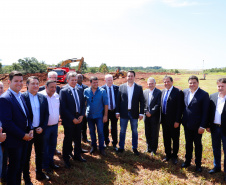 O governador Carlos Massa Ratinho Junior participa junto com o ministro da Infraestrutura, Tarcísio Freitas; com o diretor-geral brasileiro da Itaipu Binacional, Joaquim Silva e Luna; e o presidente da Infraero, Hélio Paes de Barros Júnior, da solenidade autorização o início das obras de ampliação da pista de pouso do Aeroporto Internacional de Foz do Iguaçu.  -  Foz do Iguaçu, 28/02/2020  -  Foto: Rodrigo Félix Leal/AEN 