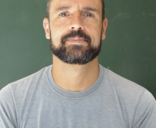  Biblioteca Pública do Paraná (BPP) está com inscrições abertas para o curso De Próprio Punho - Oficina de Leitura e Escrita, ministrado pelo professor Rafael Ginane Bezerra. As aulas acontecem todas as terças-feiras, das 17h30 às 19h30, a partir de 17 de março, e seguem até novembro. Para se inscrever gratuitamente os interessados devem enviar um pequeno texto para o e-mail rginane@gmail, explicando por que estão procurando a oficina. São 15 vagas disponíveis. Foto: BPP