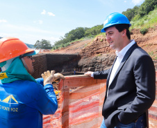 O governador Carlos Massa Ratinho Junior, junto com o ministro da Infraestrutura, Tarcísio Freitas, e o diretor-geral brasileiro da Itaipu Binacional, Joaquim Silva e Luna, vistoria nesta sexta-feira (28) as obras de construção da Ponte da Integração Brasil e Paraguai, em Foz do Iguaçu. O Governo do Paraná é o gestor da obra, que é financiada pela hidrelétrica binacional.  -  Curitiba, 28/02/2020  -  Foto: Rodrigo Félix Leal/AEN
