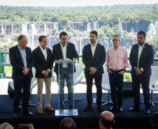 Compromisso com o desenvolvimento sustentável, reformas estruturantes, proteção das fronteiras e um pedido para que o governo federal dê suporte aos estados para um possível enfrentamento ao coronavírus estão entre os principais pontos da Carta de Foz do Iguaçu. O documento final do encontro do Consórcio de Integração Sul e Sudeste (Cosud) foi apresentado neste sábado (29) pelos governadores das duas regiões, durante uma coletiva de imprensa no Parque Nacional do Iguaçu. 