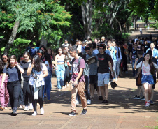O Campus Universitário volta a ficar movimentado nesta segunda-feira (2) com o início do ano letivo 2020. Pelo Calçadão e Centros de Estudos, veteranos receberam os cerca de 3 mil ingressantes, com programação repleta de atividades preparadas para a Semana de Recepção. Cerca de 14 mil alunos de graduação voltam às aulas, durante três períodos - matutino, vespertino e noturno. Foto:UEL