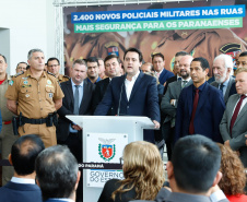 O governador Carlos Massa Ratinho Junior formalizou nesta terça-feira (03) o início do concurso para contratação de 2.400 policiais e bombeiros militares. Em solenidade no Palácio Iguaçu, o governador firmou o contrato com a Fundação da Universidade Federal do Paraná (Funpar), que será a responsável pela organização do concurso.